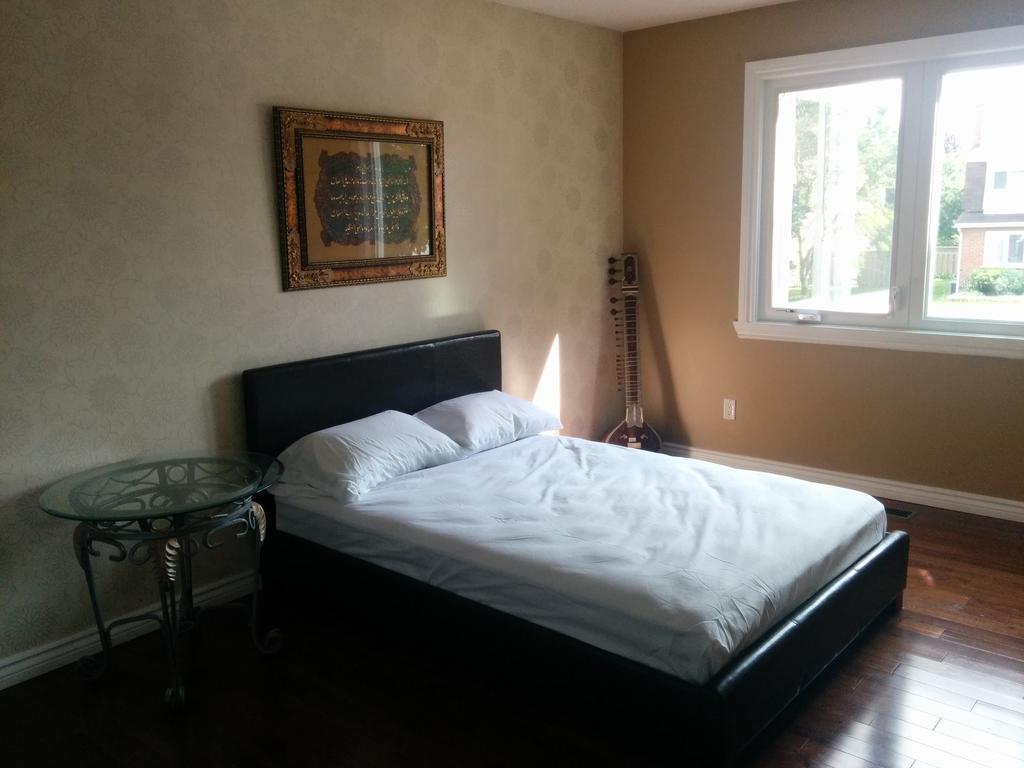 Chambre Lit Queen-Size avec Salle de Bains Commune - 2e Étage