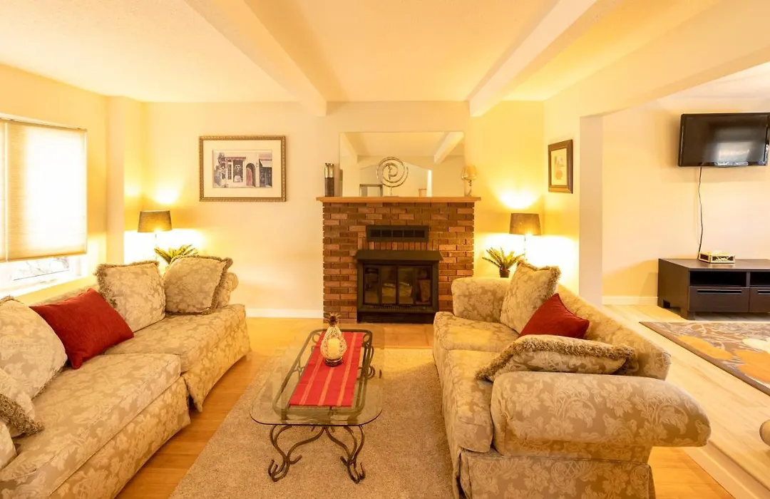 Comfortable House Located 10 Minutes From Downtown-1
