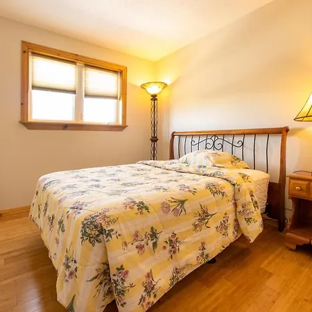 Comfortable House Located 10 Minutes From Downtown-3