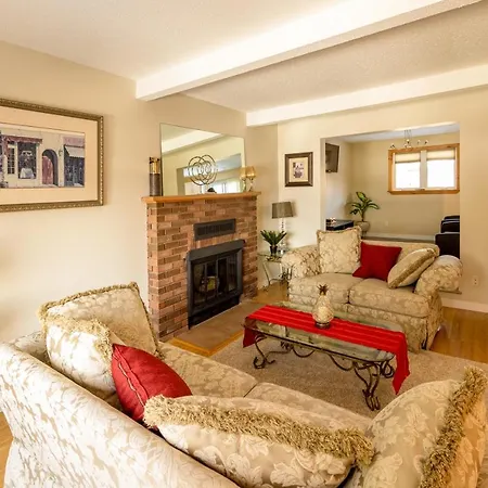 Comfortable House Located 10 Minutes From Downtown-2
